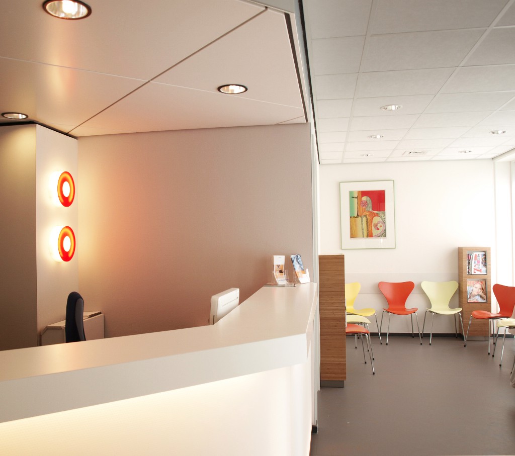 Joanne Zwart ontwerp balie verlichting wachtruimte 