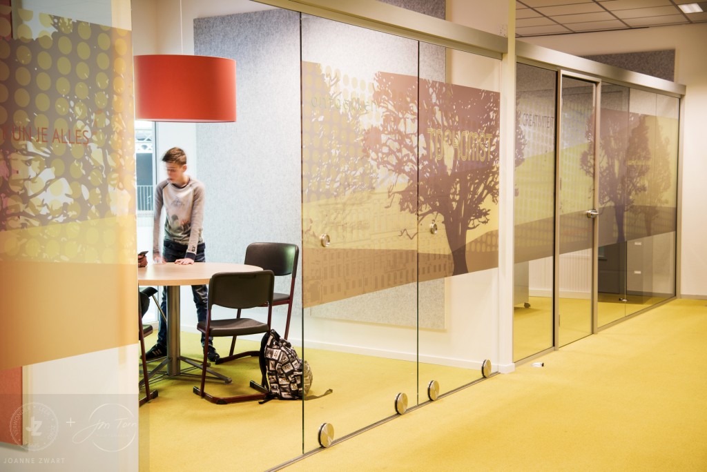 Nederland, Veghel, 28-03-2017 Interieur van de open leercentra, docentenkamer en lokalen van het Zwijsen College in Veghel ontworpen door Joanne Zwart. foto: Bram Budel
