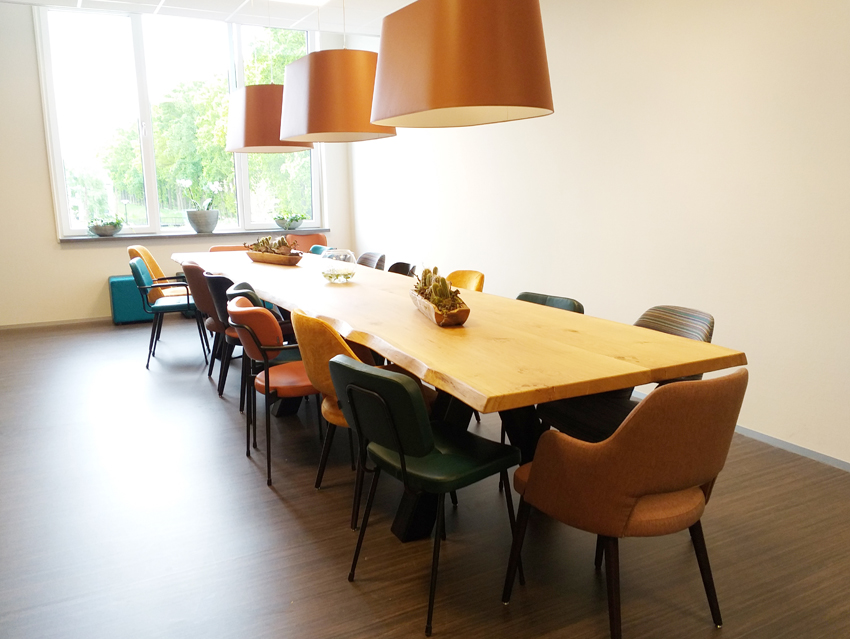 13_personeelskamer_tafel_